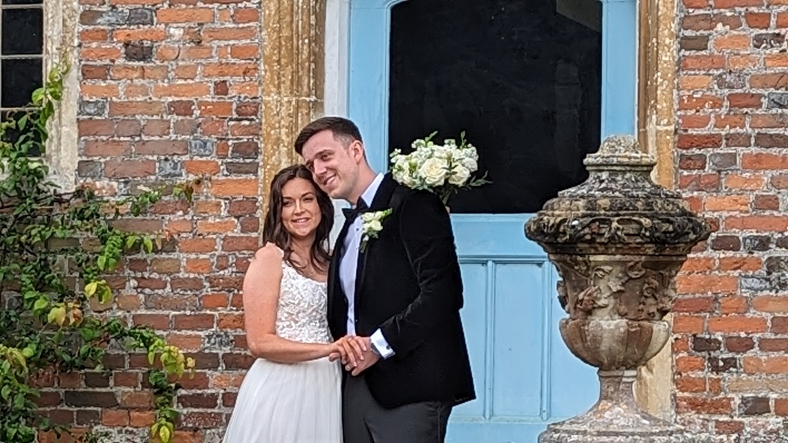 harriet and rob mapledurham wedding couple